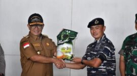 (PJ gubernur Sulbar, Akmal Malik menerima secara simbolis bantuan dari TNI AL untuk korban gempa 5,8 Mamuju, foto: hms)