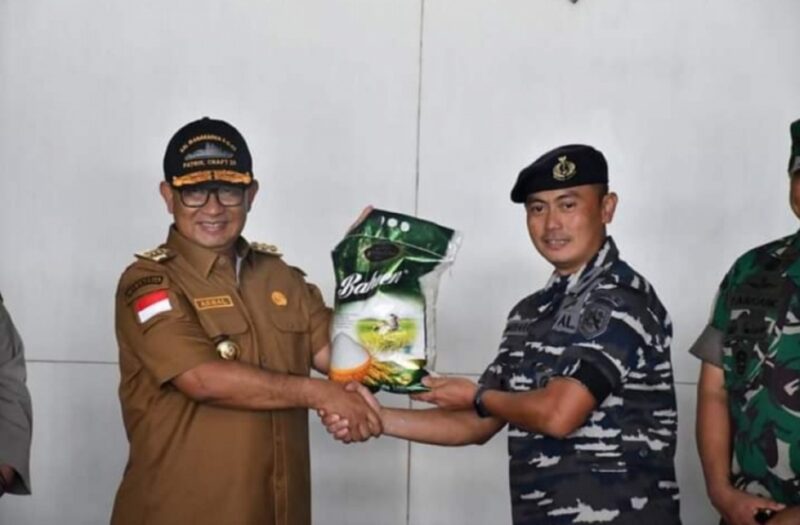 (PJ gubernur Sulbar, Akmal Malik menerima secara simbolis bantuan dari TNI AL untuk korban gempa 5,8 Mamuju, foto: hms)