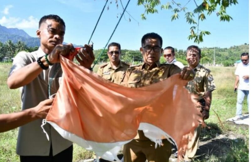 (PJ gubernur Sulbar, Akmal Malik sayangkan bendera lusuh berkibar di pelabuhan palipi, foto: hms)