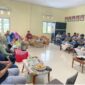 (Panitia Sandeq Race melakukan pertemuan dengan Passandeq di Aula Kantor Camat Tinambung, foto: hms)