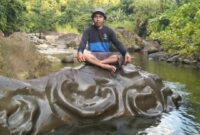(wisata batu ukir yang berada di aliran sungai tommo, foto: dok/ist)