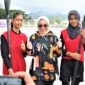 (Bupati Mamuju Sutinah Suhardi berfoto bersama 2 atlet dayung, foto: dok.ist)