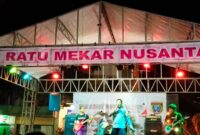 (Kapolres Polaman AKBP Agung Budi Laksono, saat menyumbangkan dua lagu di acara festival musik Pemuda Kreatif Polman di pantai bahari Polman, foto: dok.ist)