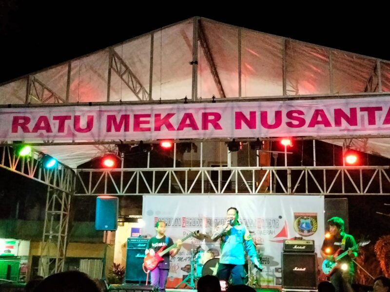 (Kapolres Polaman AKBP Agung Budi Laksono, saat menyumbangkan dua lagu di acara festival musik Pemuda Kreatif Polman di pantai bahari Polman, foto: dok.ist)