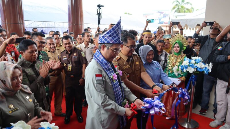 Wamentan Harvivk meresmikan pembangunan renovasi Kantor Stasiun Karantina Pertanian Kelas II Sulawesi Barat (Sulbar) di Kabupaten Mamuju, foto: ist)