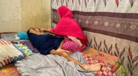 (Nurlaila (24), ibu dua anak yang mengidap maag kronis saat dirawat oleh saudaranya, foto: ist)