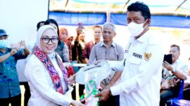(Bupati Mamuju Sitti Sutinah Suhardi menyerahkan secara simbolis 2 unit ambulans di Bonehau, foto: ist)