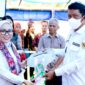 (Bupati Mamuju Sitti Sutinah Suhardi menyerahkan secara simbolis 2 unit ambulans di Bonehau, foto: ist)