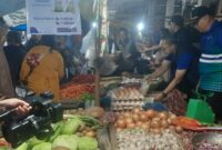 (Mendag tinjau harga bahan pokok di Pasar Lama Mamuju, foto: dok.ist)