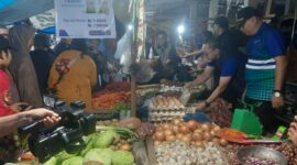 (Mendag tinjau harga bahan pokok di Pasar Lama Mamuju, foto: dok.ist)