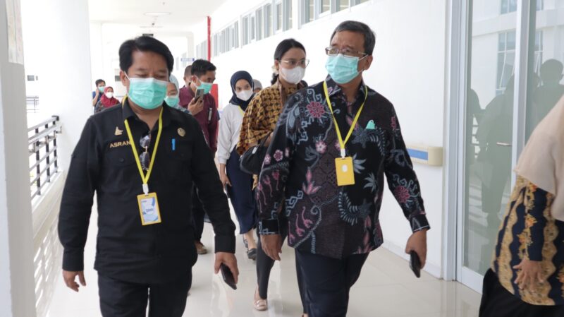 (Dirjen Yankes Kemenkes RI Tinjau RSUD Regional bersama Kadinkes Sulbar, foto: dok.ist)