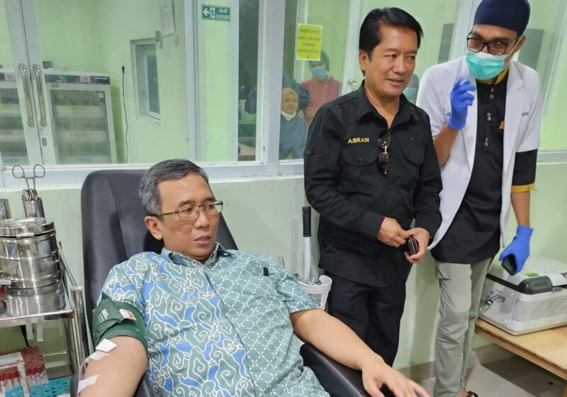 (Dirjen Yankes donor darah di Balai Labkes & TD, foto: dok.ist)