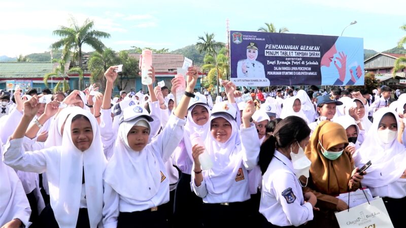 (siswi SMP dan SMA di Mamuju minum pil tablet tambah darah, foto: dok.ist)