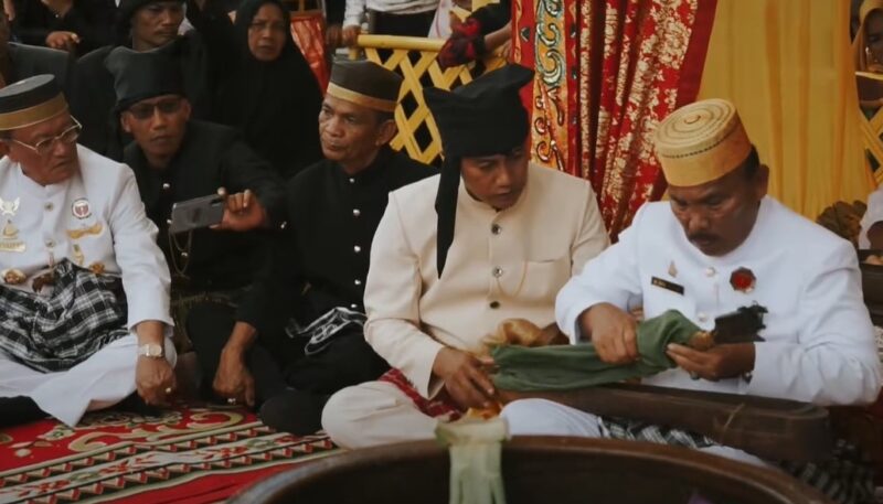 (Tradisi Mansossor Manurung kerajaan Mamuju, foto: dok.ist)