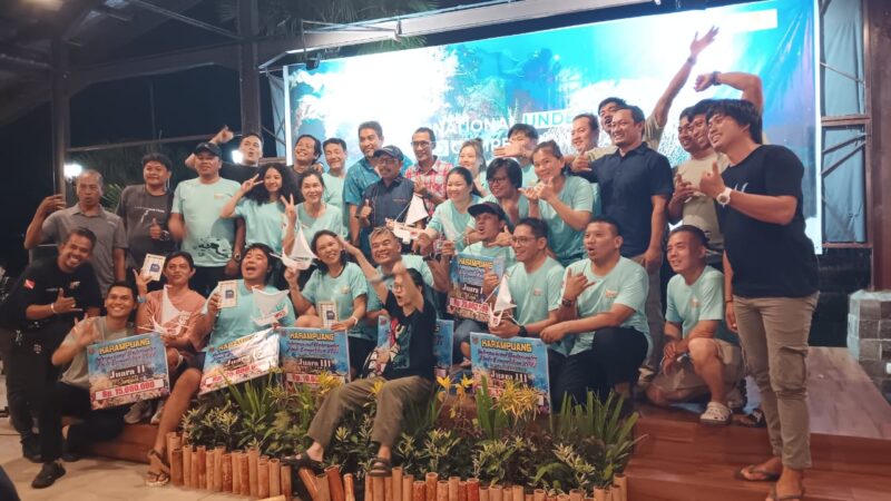 (foto bersama peserta lomba foto bawah laut Karampuang, foto: adm)