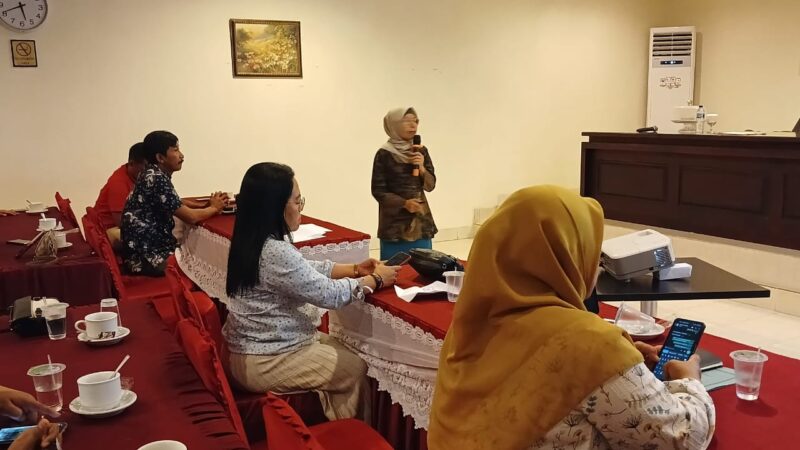 (Kabid Kesmas Dinkes Sulbar dr Indahwati Nursyamsi jadi salah satu pemateri di Rakontek Kesmas, foto: adm)