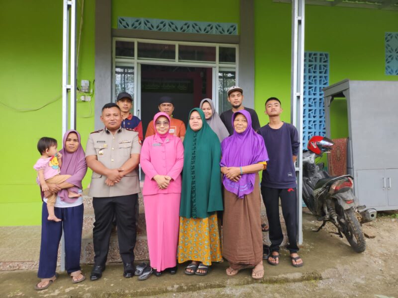 Gambar: Claudia C Macklien bersama suaminya Eks Kapolres Mamasa AKBP Agus Dwiyanto saat berpamitan ke warga di Dusun Tabunia, Mamuju, 
