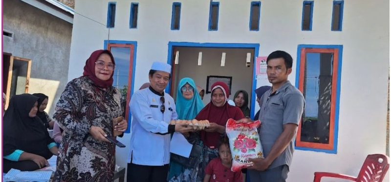 (Kadinkes Sulbar kunjungi Posyandu di Kalukku, foto: dok.ist)