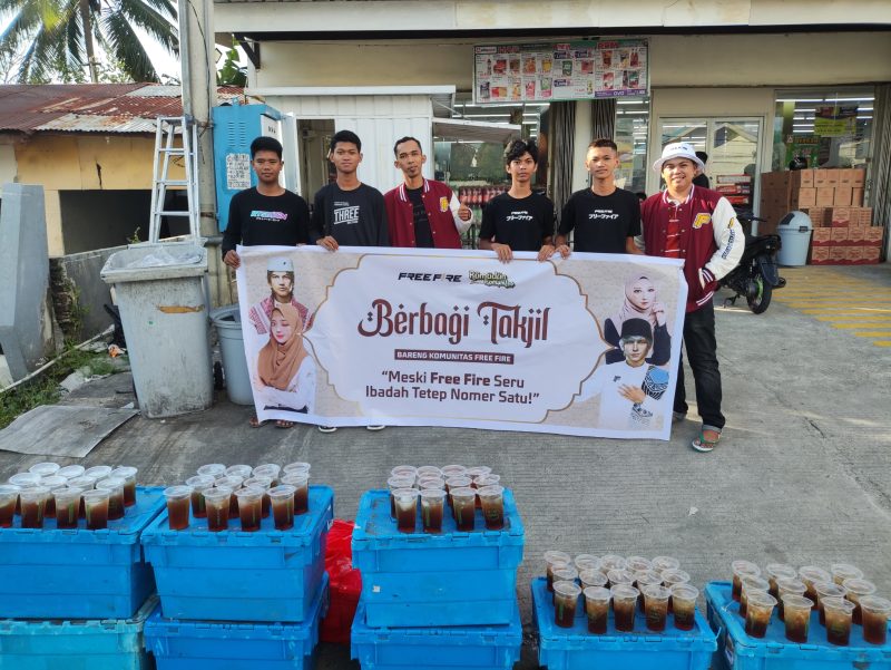 (komunitas free fire Mamuju bagi takjil buka puasa, foto: dok.ist)