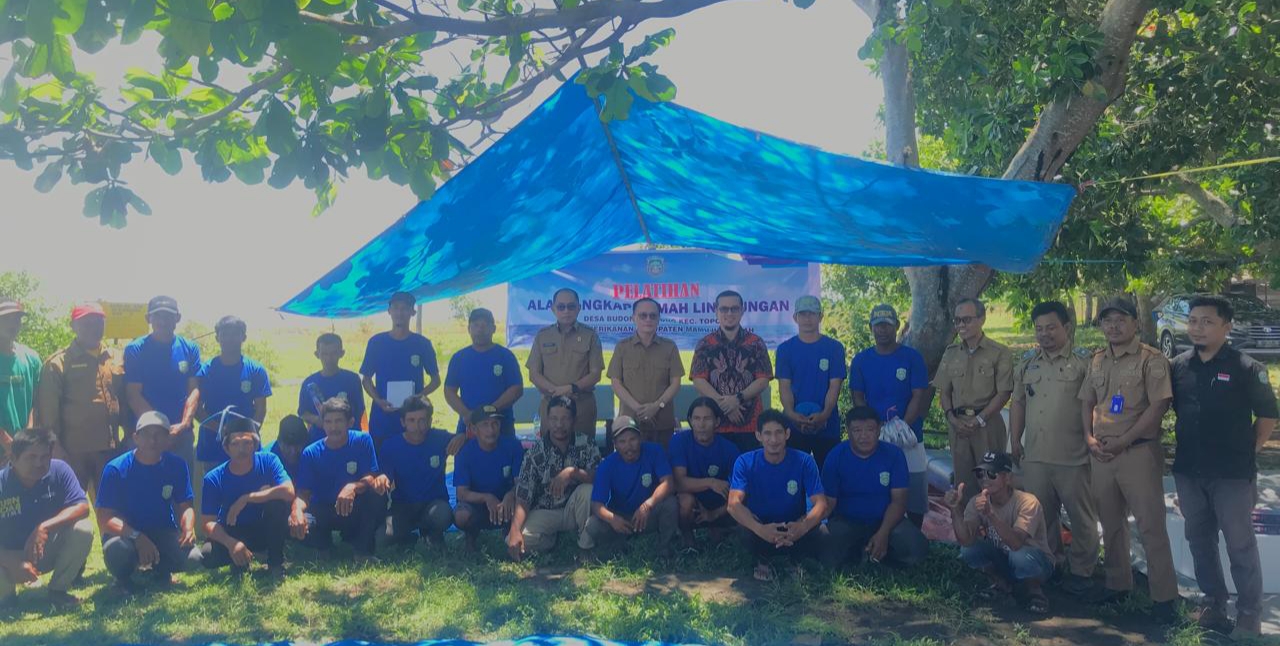 Pemda Mateng Beri Bantuan Alat Tangkap Ramah Lingkungan ke Nelayan Budong-budong