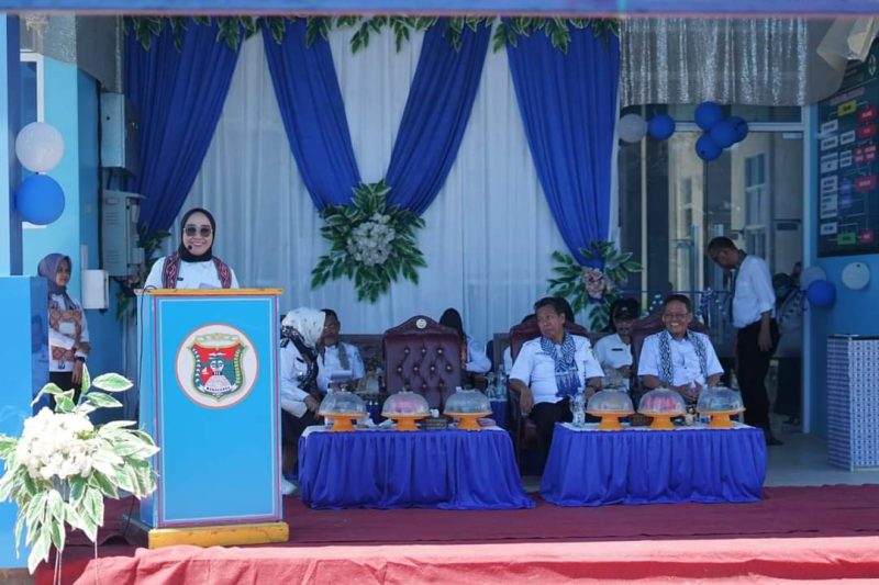 (Bupati Mamuju Sitti Sutinah Suhardi meresmikan 2 bangunan puskesmas, foto: dok.ist)