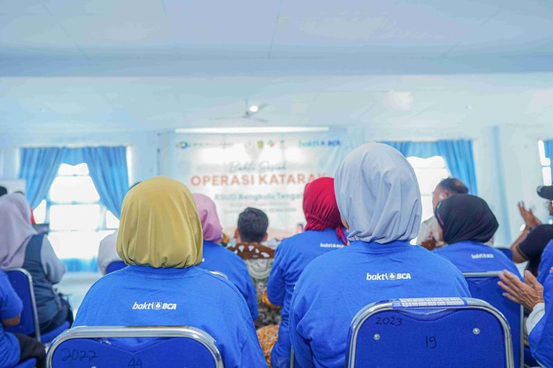 (Ratusan penderita katarak mendapatkan operasi katarak gratis dari Bakti BCA dan SPBK PERDAMI di RSUD Bengkulu Tengah dan RSUD Pasangkayu, Sulawesi Barat, foto: dok.BCA)