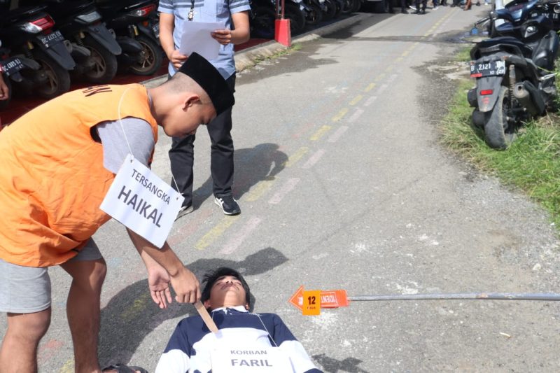 Polisi gelar rekonstruksi kasus remaja bunuh teman sekolah di Papalang, foto: dok. Polresta Mamuju