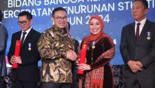 Bupati Mamuju Sitti Sutinah Suhardi terima penghargaan Bangga Kencana 2024, foto: Pemkab Mamuju
