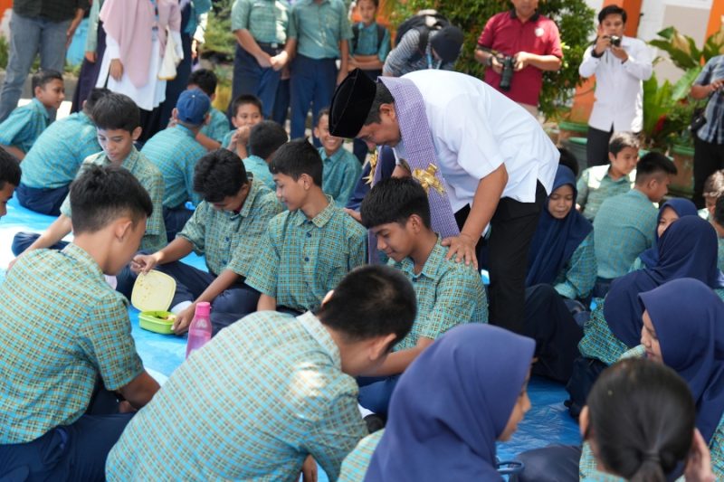 Pj Gubernur Sulbar saksikan uji coba makan bergizi gratis di Polman, dok.ist
