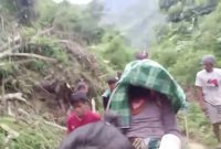 Warga sakit di Desa Salumakki ditandu ke puskesmas, dok.ist