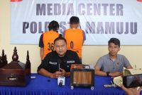 Polisi merilisi kasus dua pria spesialis pencuri uang kotak amal masjid di Mamuju, dok.istimewa