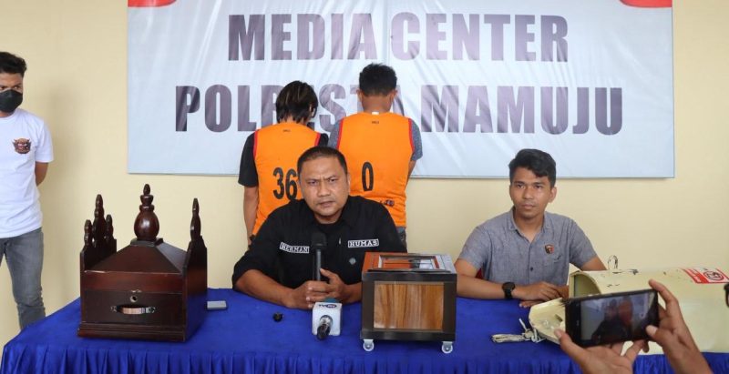 Polisi merilisi kasus dua pria spesialis pencuri uang kotak amal masjid di Mamuju, dok.istimewa