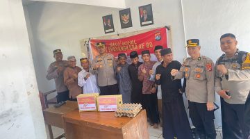 Bhabinkamtibmas Desa Topoyo Dampingi Penyaluran Bansos Kapolres Mamuju Tengah untuk Purnawirawan Polri dan Anak Yatim Piatu