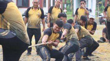 Personel Polres Mateng Meriahkan Semarak HUT Bhayangkara dengan Lomba Tangkap Bebek dan Tarik Tambang Antar Satfung