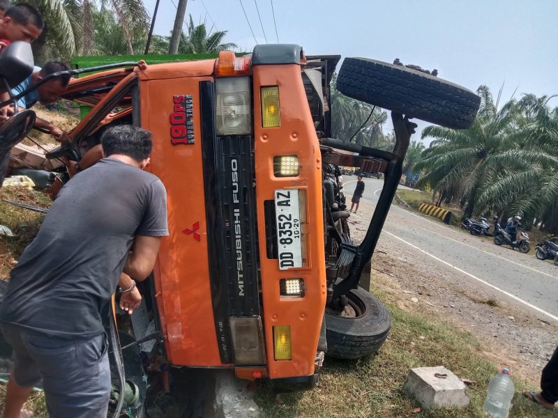 Truk terguling di Mamuju Tengah, dokumen.istimewa