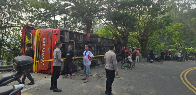 Bus Neo Trans terguling di Jalan Trans Sulawesi, Mamuju. dokumen istimewa